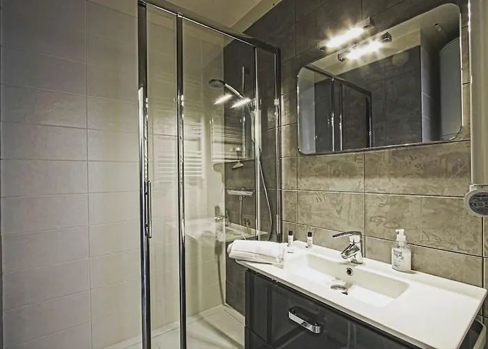 Les Acacias - Cosy - A 10 Min Apartment *